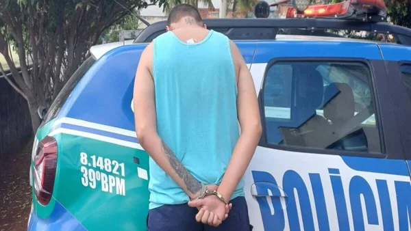 imagem colorida jovem preso por atacar vizinho com facao
