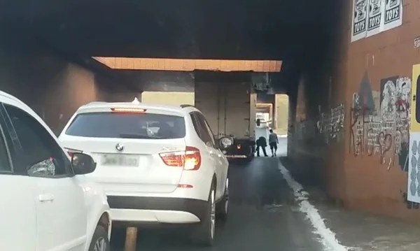 Caminhão fica entalado no viaduto da tesourinha da 202 Sul. Veja vídeo