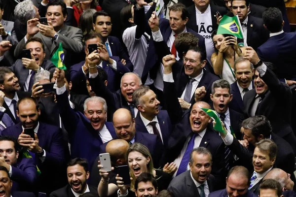 Previdência: texto-base passa em 1º turno com 379 votos. Destaques ficam para 5ª