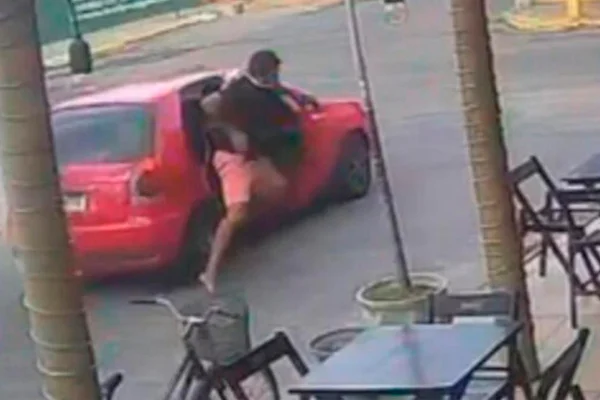 Amarrado, homem pula de carro em movimento e escapa de sequestro