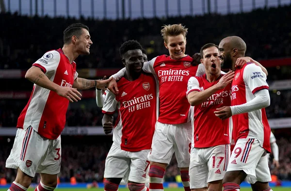 Martinelli dá assistência e ajuda Arsenal a bater Leicester