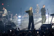 Emily Armstrong se apresentando ao lado do Linkin Park Emily Armstrong se apresentando ao lado do Linkin Park