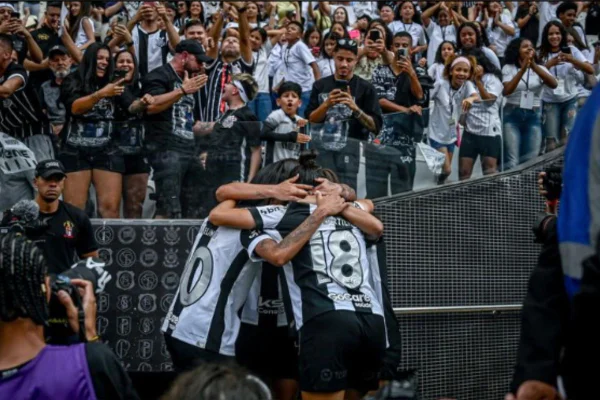 Imagem colorida de jogadoras do Corinthians - Metrópoles