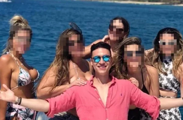 Imagem colorida de um homem no meio de várias mulheres com roupa de banho- Metrópoles