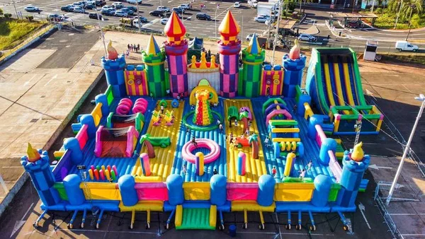 foto colorida de brinquedo inflável