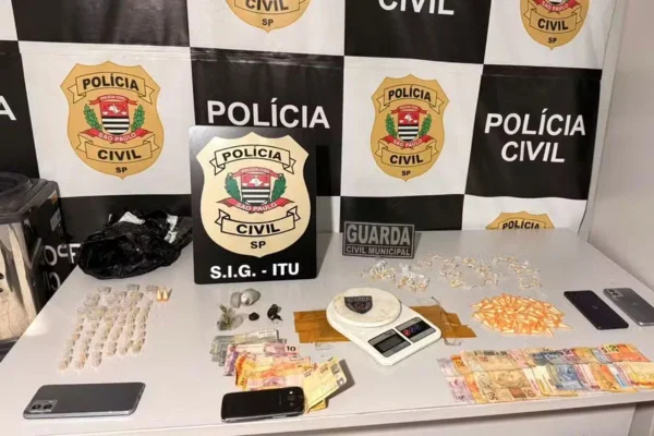 Imagem colorida mostra drogas apreendidas na casa de mulher em Itu - Metrópoles