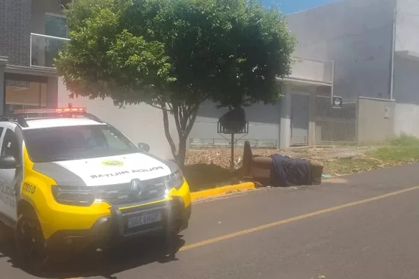 Corpo é achado dentro de sofá abandonado e polícia investiga homicídio