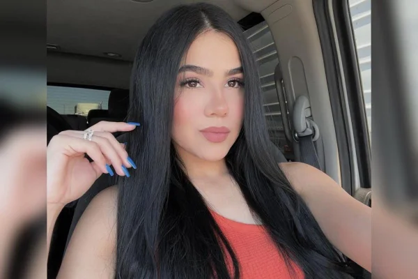 Foto colorida de mulher jovem com cabelos pretos e blusa vermelha - Metrópoles.