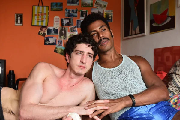 O que é beijo grego, prática que Johnny Massaro faz em série nacional