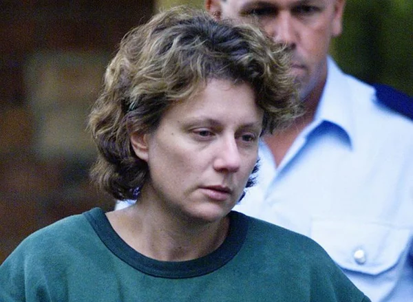 Imagem colorida de Kathleen Folbigg saindo do tribunal em 2004 - Metrópoles