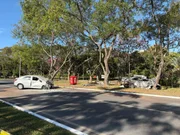 Acidente envolveu dois carros e uma moto Acidente envolveu dois carros e uma moto