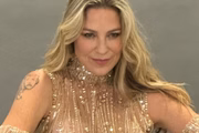 Atriz contou que viaja para se encontrar com pessoas que conheceu em aplicativos de relacionamento