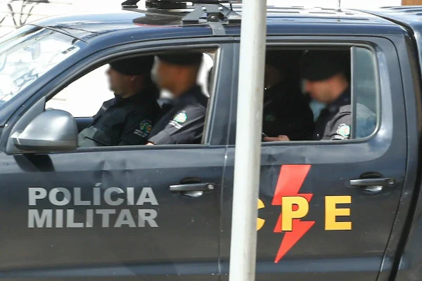 Policiais burlam uso da máscara contra a Covid-19 nas ruas de Goiânia