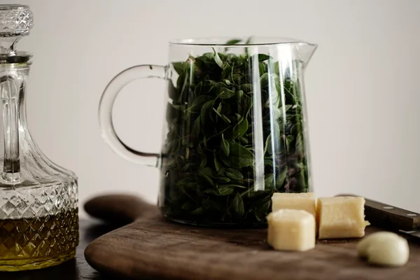 Aprenda a substituir o pinoli em uma receita nada italiana de pesto