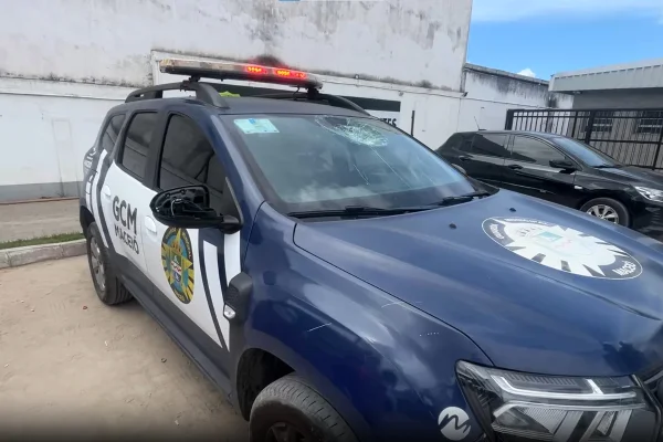 Imagem colorida, homem surta e danifica viatura da Guarda Municipal no Farol- Metrópoles