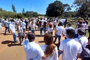 Oos presentes no local vestiram branco a pedido da família, como forma de lembrá-lo como uma pessoas que "espalhou luz e esperança no exercício da vida e da profissão" de jornalista. Oos presentes no local vestiram branco a pedido da família, como forma de lembrá-lo como uma pessoas que "espalhou luz e esperança no exercício da vida e da profissão" de jornalista.