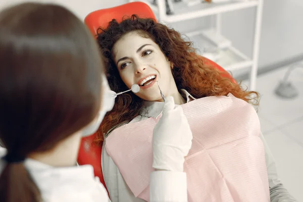 Imagem colorida de mulher em consultório odontológico - Metrópoles