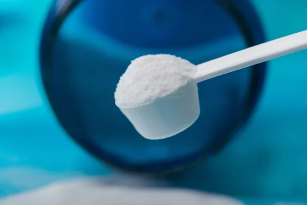 Foto mostra dosador pequeno com palatinose, suplemento alimentar
