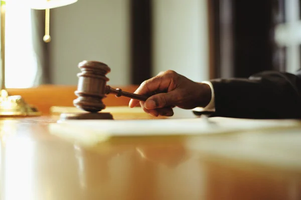 juiz batendo martelo em tribunal - Metrópoles
