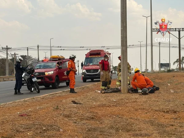 Bombeiros atendendo vítima de acidente - Metrópoles