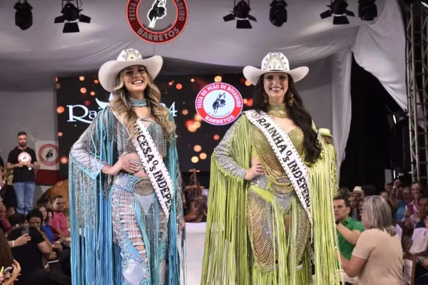 Imagem colorida da rainha e da princesa em uma passarela