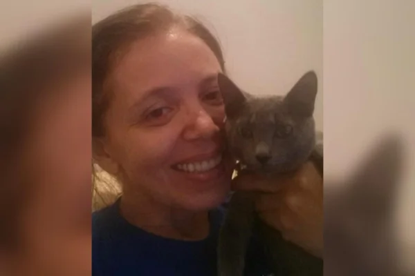 Professora descobre câncer de mama após desconfiar de “alerta” do gato - destaque galeria Professora descobre câncer de mama após desconfiar de “alerta” do gato - destaque galeria