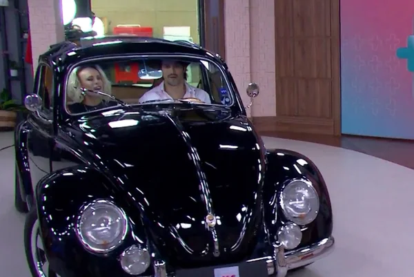 Imagem colorida de Ana Maria Braga e Romulo Estrela em um fusca no Mais Você - Metrópoles
