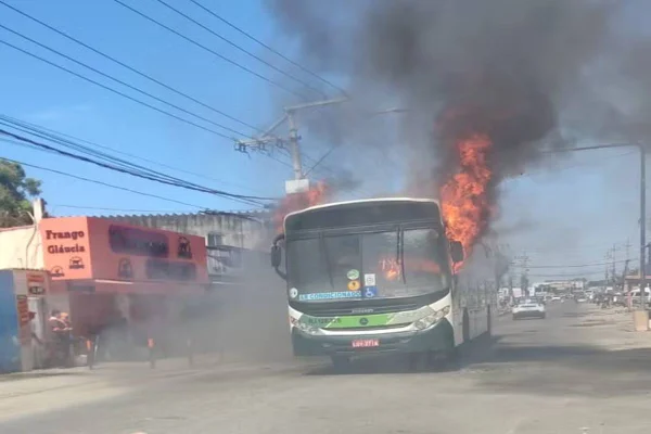 Imagem colorida de ônibus incendiado - Metrópoles