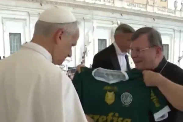 Imagem colorida da entrega da camiseta do Palmeiras para o Papa Leão XIV