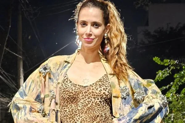 Mel Lisboa posa para foto na rede social - Metrópoles