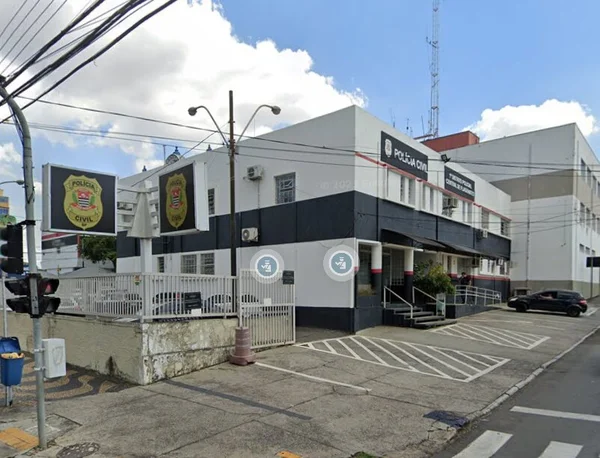 Foto colorida mostra fachada de 1º DP de Campinas