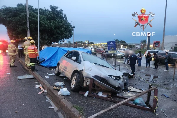 Carro invade parada de ônibus e deixa três feridos; um em estado grave