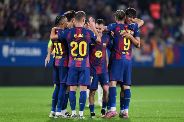 Foto colorida do elenco do Barcelona, em goleada sobre o Valencia - Metrópoles