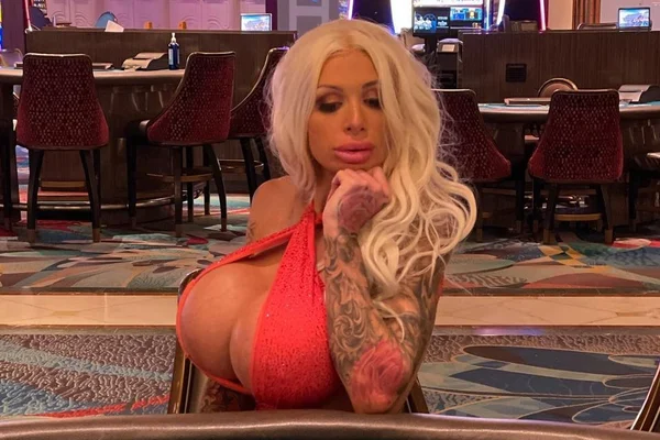 Atriz pornô Sophie Anderson posa para fotos