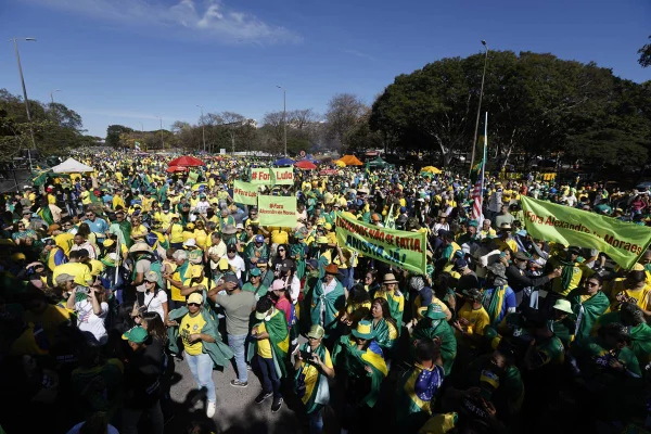Bolsonaristas fazem ato pedindo Anistia e "fora Alexandre de Moraes" em frente ao Banco Central em Brasília