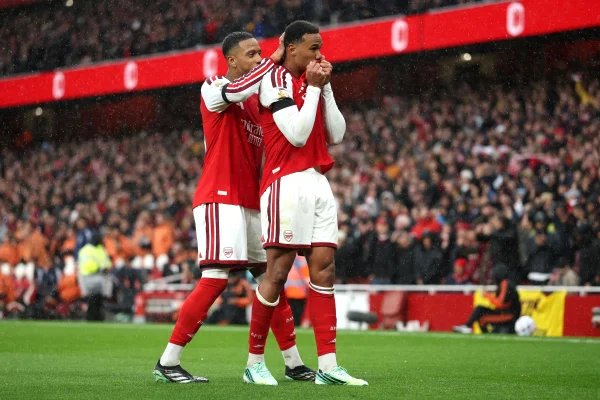 Ezri Konsa e Gabriel Magalhães marcaram os gols do Arsenal contra o Everton - Metrópoles