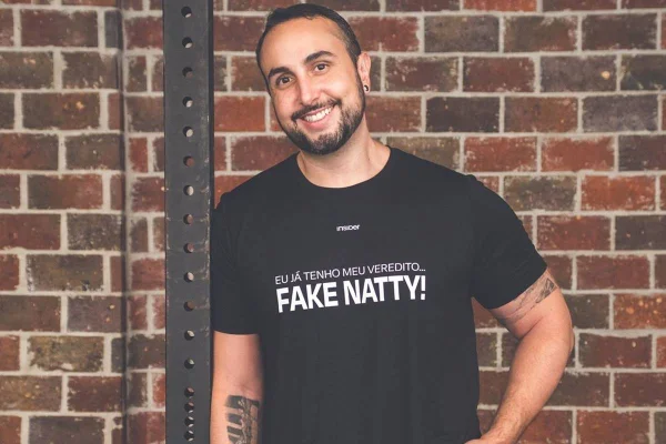 Foto colorida de Rodrigo Góes usando roupa preta - Metrópoles
