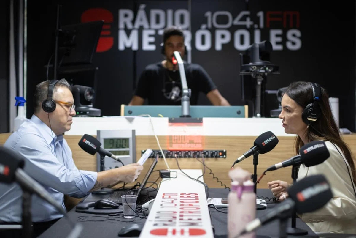 A candidata ao Governo do Distrito Federal, Paula Belmonte, participa de sabatina na Rádio Metrópoles, em Brasília.
A candidata ao Governo do Distrito Federal, Paula Belmonte, participa de sabatina na Rádio Metrópoles, em Brasília.
