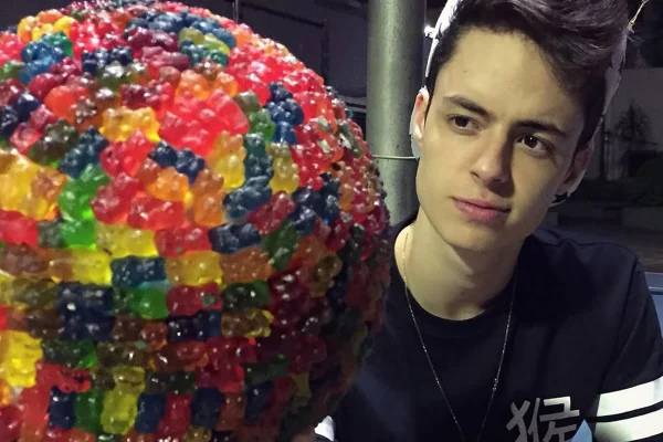 Youtuber infantil, Enaldinho nega pedido de vídeo para fãs: "Ignorante" - Metrópoles