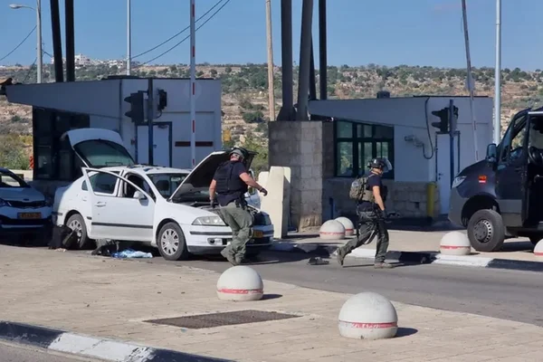 Imagem colorida mostra Tiroteio em posto de controle de Jerusalém para acesso à Cisjordânia - Metrópoles