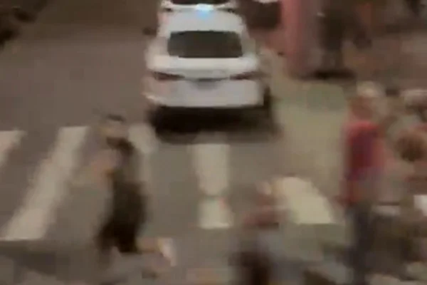 Reprodução colorida de vídeo mostra momento em que homem arremessa garrafa de vidro contra janela de ônibus do Palmeiras - Metrópoles