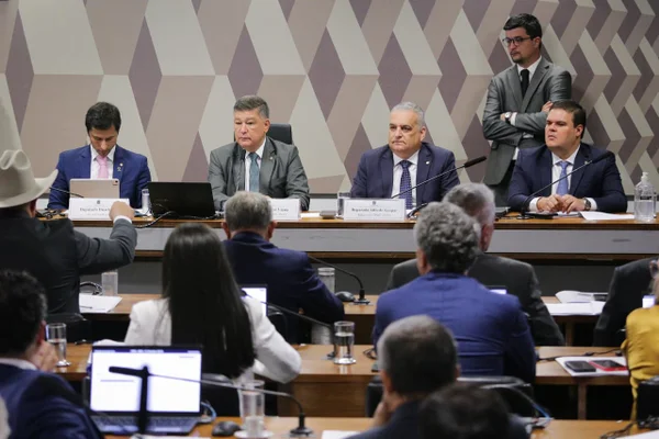 Imagem colorida, parlamentares na abertura da CPMI do INSS - Metrópoles
