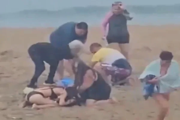 Pessoas que estavam na praia socorrendo as crianças/Metrópoles