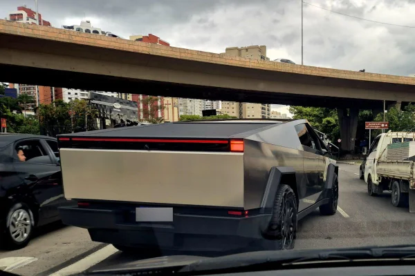 Imagem colorida mostra Tesla Cybertruck AWD circulando por São Paulo - Metrópoles