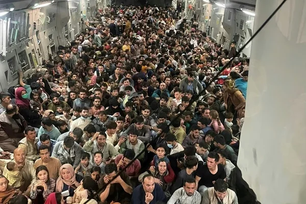 Voo saiu com 823 pessoas do aeroporto de Cabul