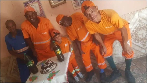 Criança se emociona ao comemorar aniversário com amigos garis em BH