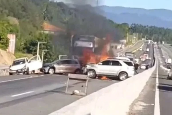Acidente com morte tem veículos incendiados e bloqueio total da BR-470