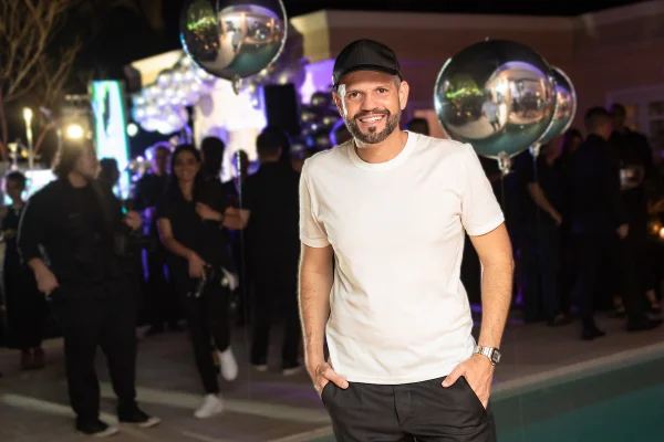 Arnaldo Pinho festeja aniversário entre amigos e com show animado