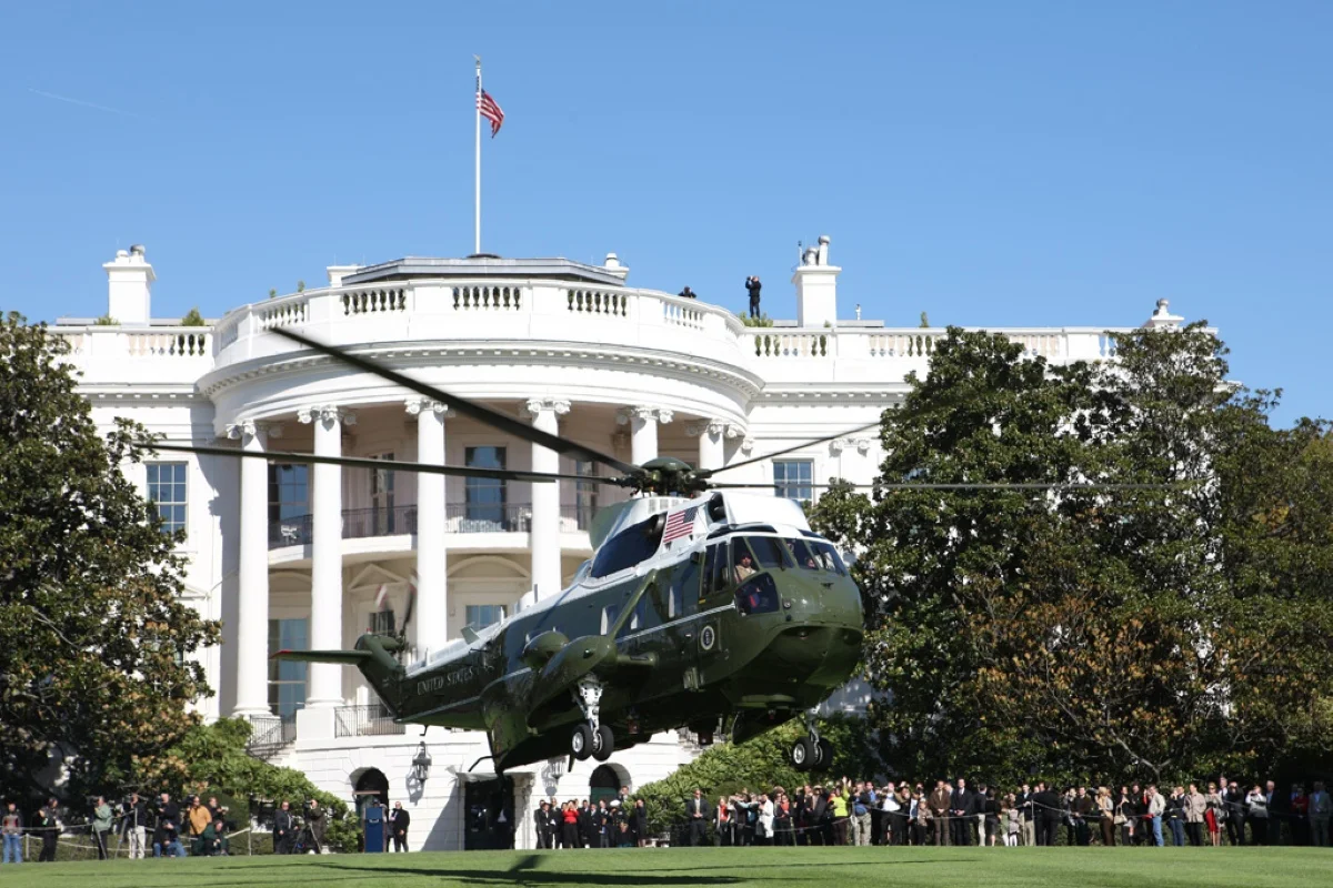 Helicóptero de Trump viola separação mínima e passa perto de avião comercial