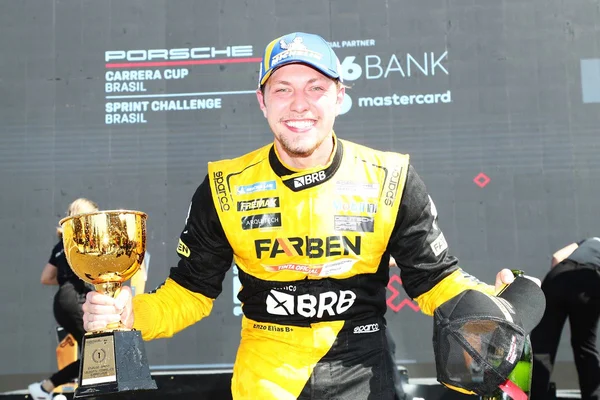 Piloto vence e dedica vitória para Brasília